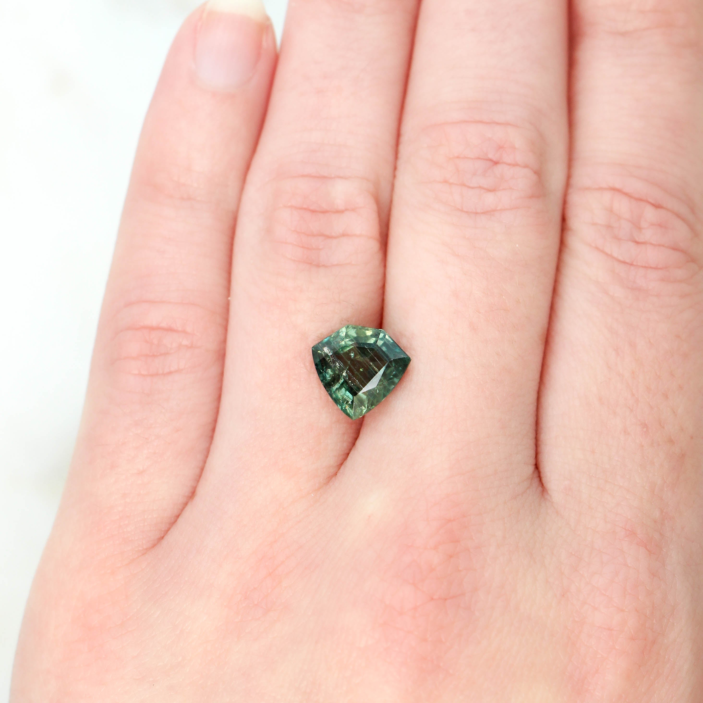 ミネラルビオセル4　greenサマ 4.02 Carat Green Shield Cut Sapphire for Custom Work
