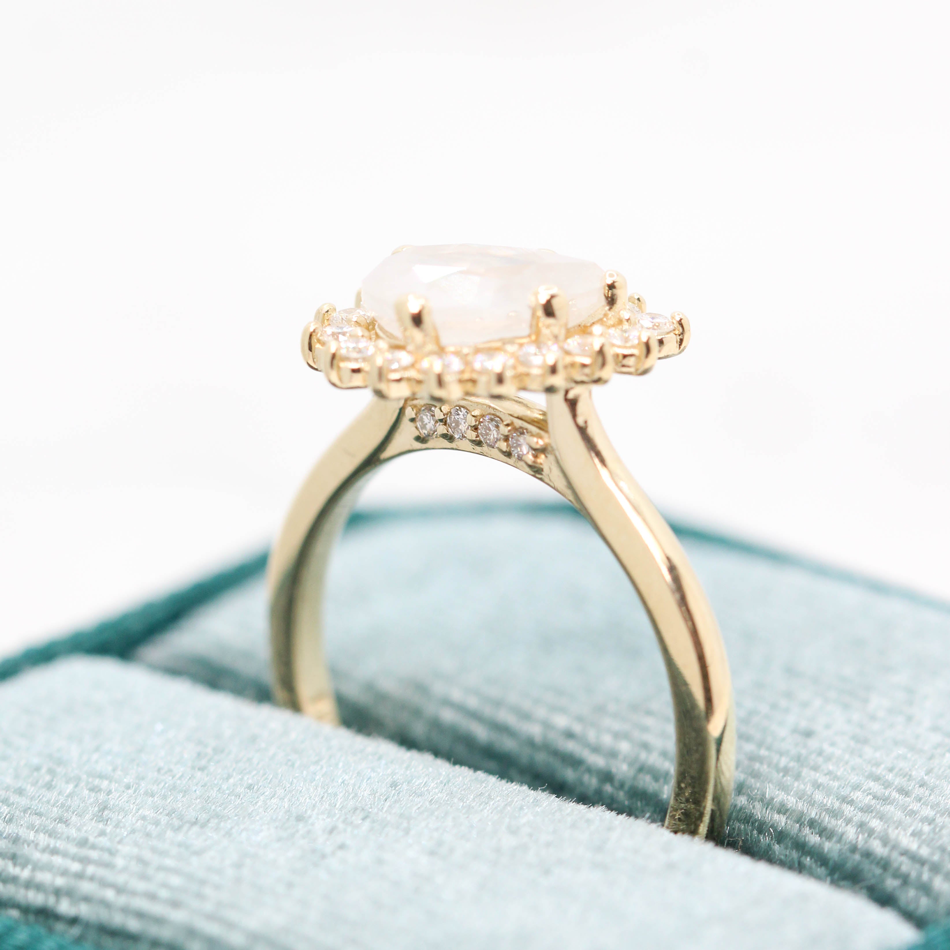 Pear Shaped Diamond Ring With Gold Band 2024 | towncentervb.com